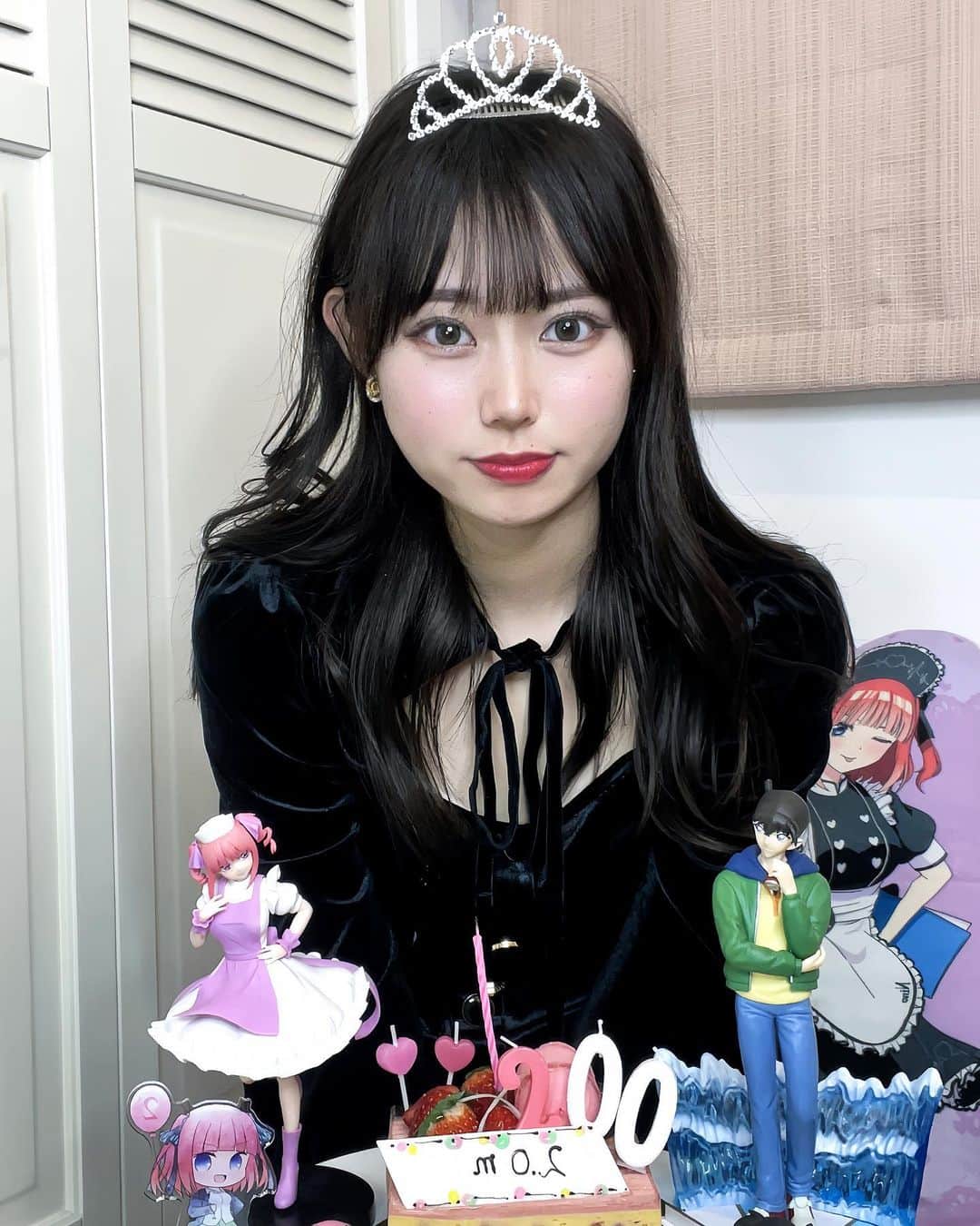 のインスタグラム：「Tiktokフォロワー200万人🪽🩷 ありがとうございます！  今年中の目標達成できました👊🏻 心折れまくってる時もあったけど、みんなが、動画の更新待ってくれてたり感想を伝えてくれるのが凄い励みになってました！ もちろん今も👍🏻  300万人がいつになるかは分かりませんが、絶対叶えるんでついてきてください🫶🏻 見つけてくれてありがとう！」