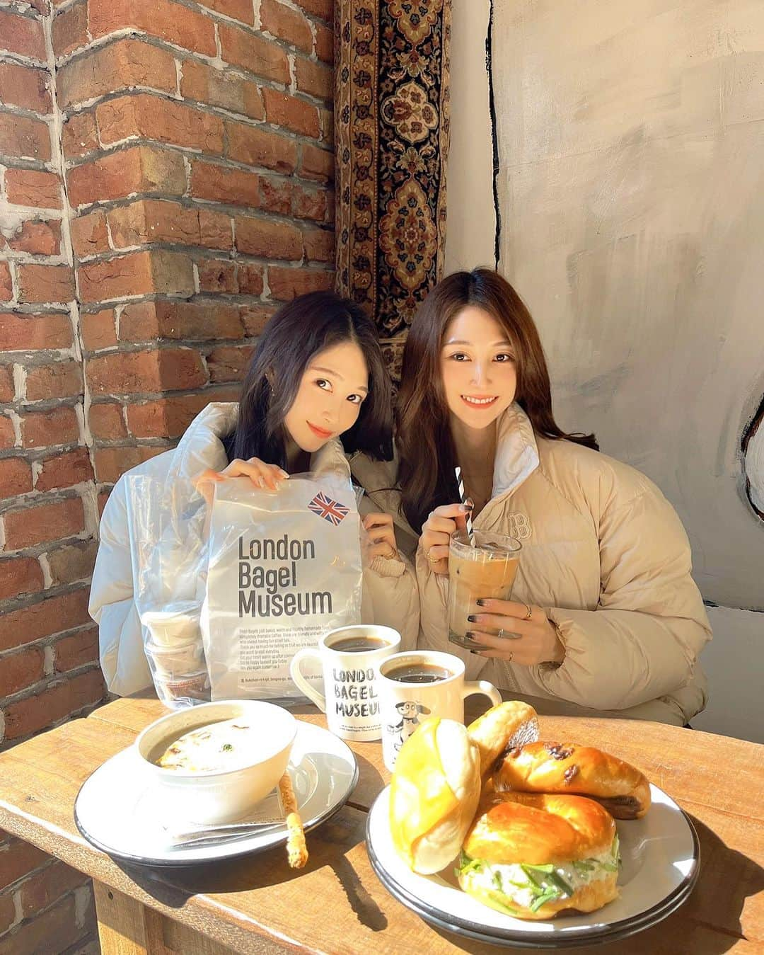 ANRIさんのインスタグラム写真 - (ANRIInstagram)「I L♥️VE @london.bagel.museum 🥯 예쁘구 맛잇구 내 사랑 엄마 손도 모두 행복 그 자체,, 🤍 @mlbkorea @minitmute @metrocity.korea #pr」11月6日 22時11分 - annnchannn