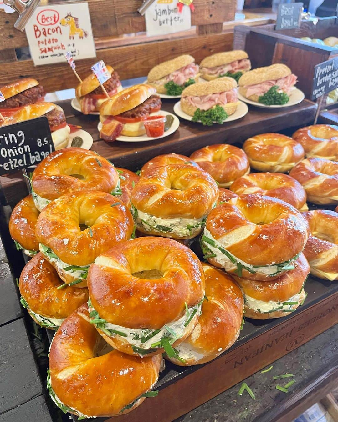 ANRIさんのインスタグラム写真 - (ANRIInstagram)「I L♥️VE @london.bagel.museum 🥯 예쁘구 맛잇구 내 사랑 엄마 손도 모두 행복 그 자체,, 🤍 @mlbkorea @minitmute @metrocity.korea #pr」11月6日 22時11分 - annnchannn