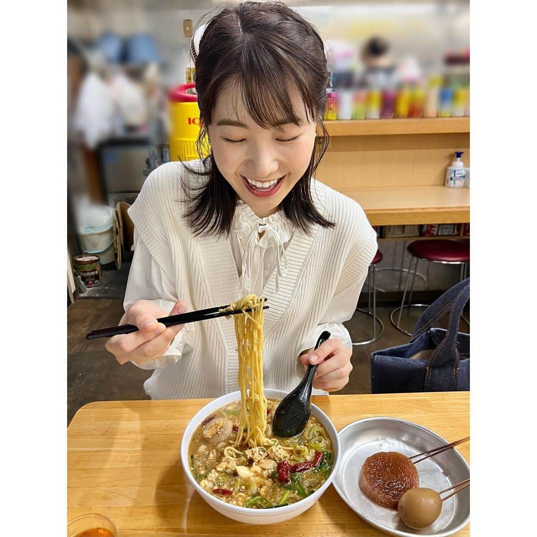 西尾菜々美のインスタグラム：「仕事終わりに至福の一杯🍜  以前『調べてきました！』でもお話しした 名古屋にある大好きなラーメン店。  今日も台湾味噌ラーメン✨ おでんの具は決まって大根と卵🍢  食べすぎたので今から腹筋します！！笑 今週もがんばりましょう☺️  #大好物 #台湾味噌ラーメン」