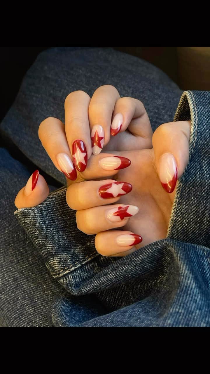 さくらのインスタグラム：「New nails🥤★  赤と星のデザインが超お気に入り！(^.^) @galando_sangubashi さんいつもありがとうございます🫶🏻」