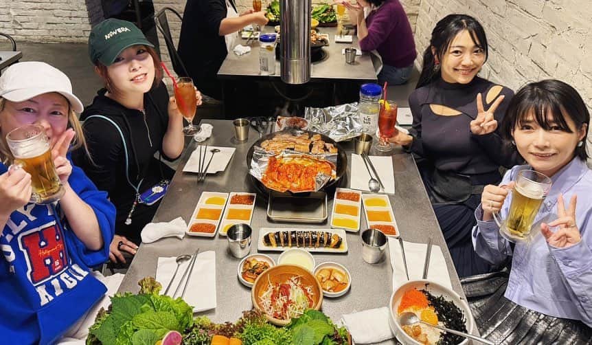 小川麻琴さんのインスタグラム写真 - (小川麻琴Instagram)「いつもの仲間と昼から新大久保でランチ❤️  くるむってお店、初めて行ったけどめちゃくちゃ美味しかった🇰🇷❤️  行列の理由が分かりました🫣✨  韓国料理って、なんであんなに美味しいのかしら🥹❤️  今日も大好きな友人と、楽しい一時に感謝です😌✨  #ランチ #韓国料理 #新大久保 #くるむ  #仲良しメンバー」11月6日 22時11分 - 1029_makoto
