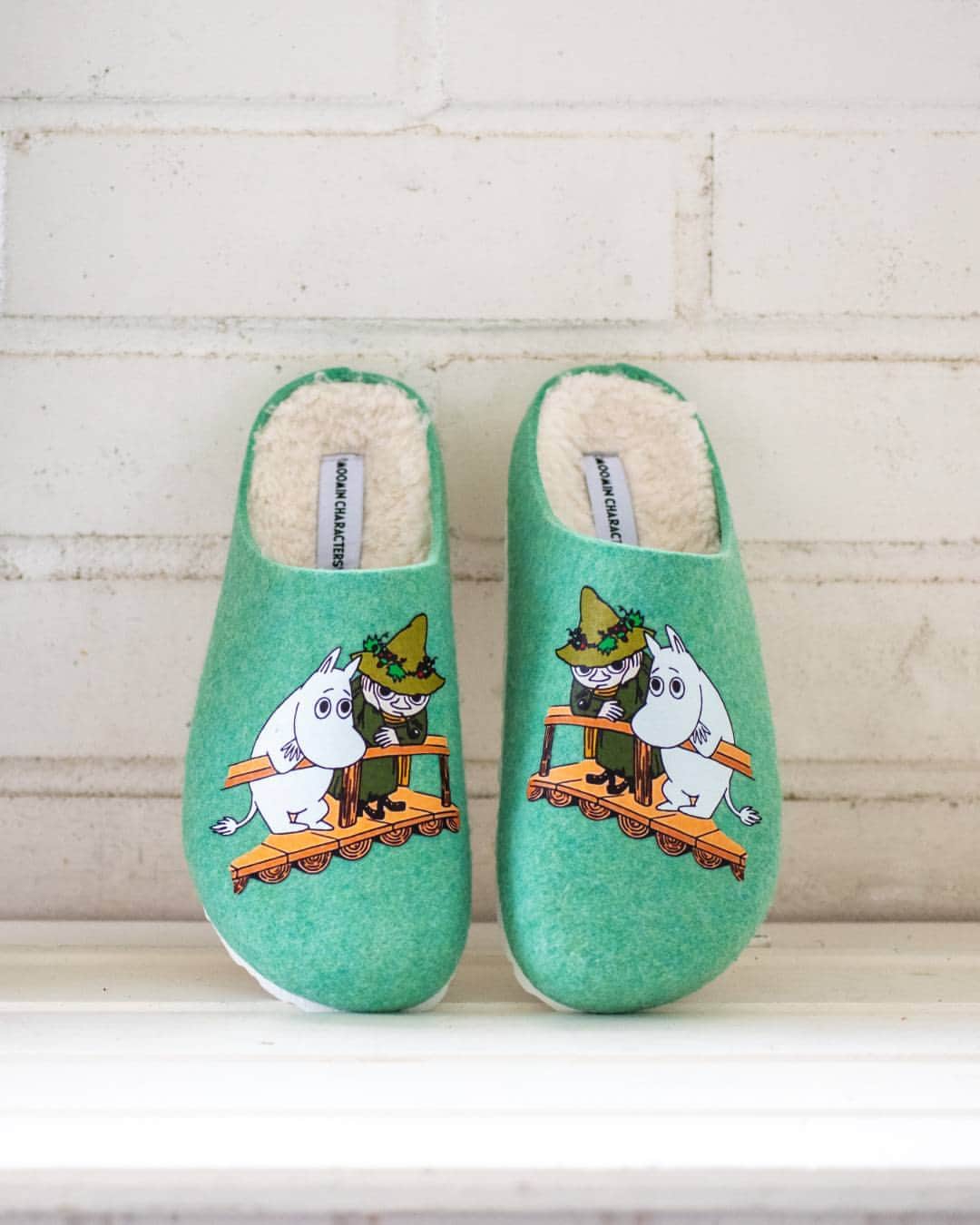 ムーミンさんのインスタグラム写真 - (ムーミンInstagram)「New Moomin slippers by Zapatillas just in time for the colder days! 🌟 Made of recycled materials, these slippers will keep your feet warm and bring joy to those snug moments at home! 😍   🌏 Buy yours through the link in bio - international shipping available!  🇫🇮 In Finland, you can get these from hyvinvoinnin.fi   Would you buy these for yourself or a loved one? 🤗   #moomin #moominofficial」11月6日 22時12分 - moominofficial