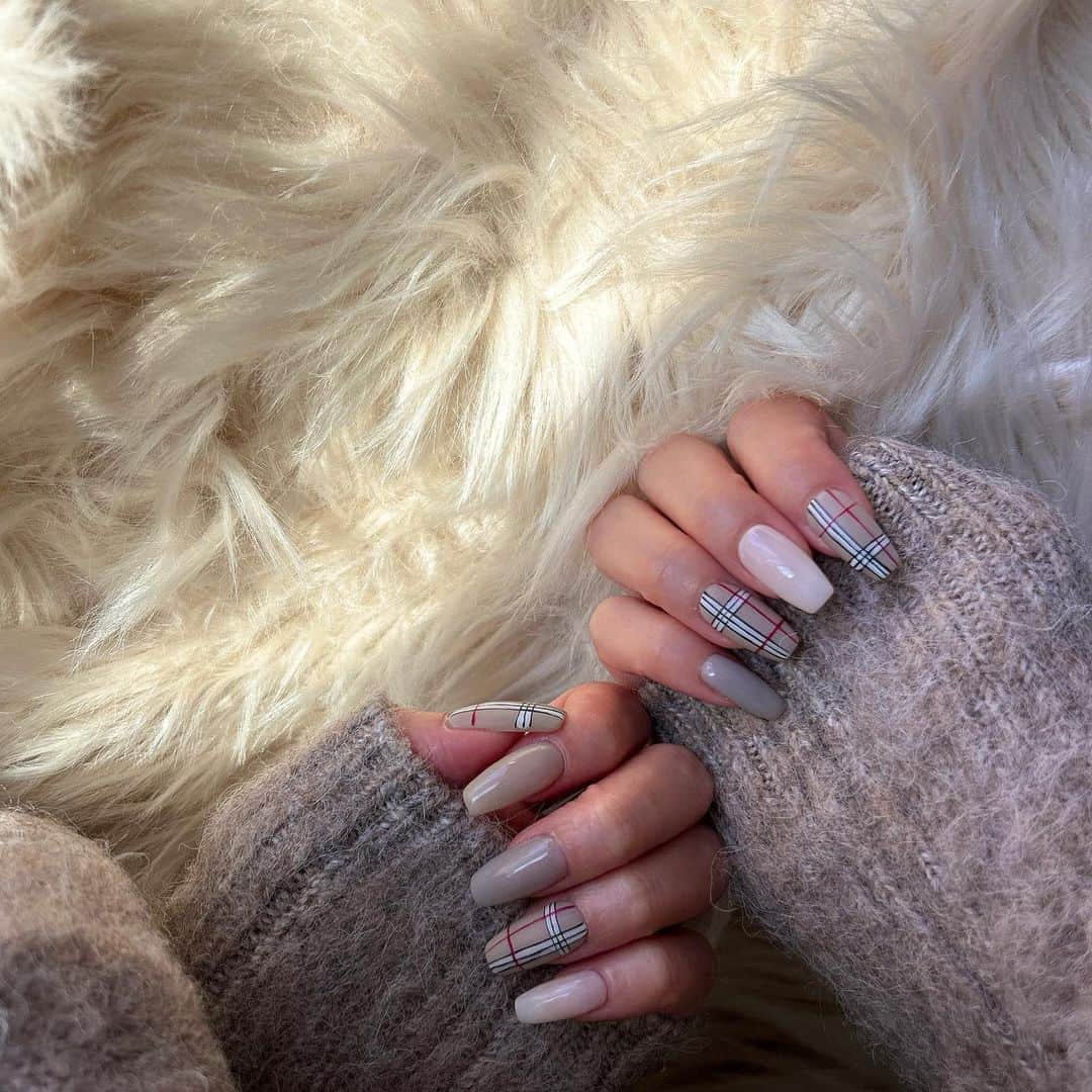 渚さんのインスタグラム写真 - (渚Instagram)「.  ネイルも秋冬ぽく🤎 チェック柄可愛い🥰  @nail.k.___.f いつもありがとう❣️  #秋冬ネイル #ネイル #チェックネイル #名古屋ネイルサロン #栄ネイル #イルネイル」11月6日 22時13分 - naginchu1218