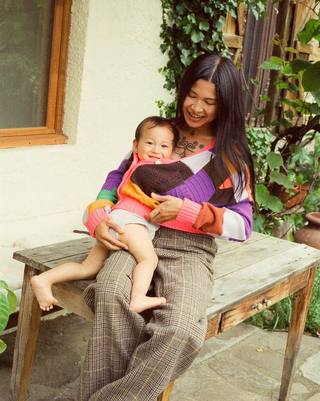 マヌーシュのインスタグラム：「Mom & son ❤️ @anhwisle wears our Champi patch cardigan & Scotland trousers available in stores and online.」