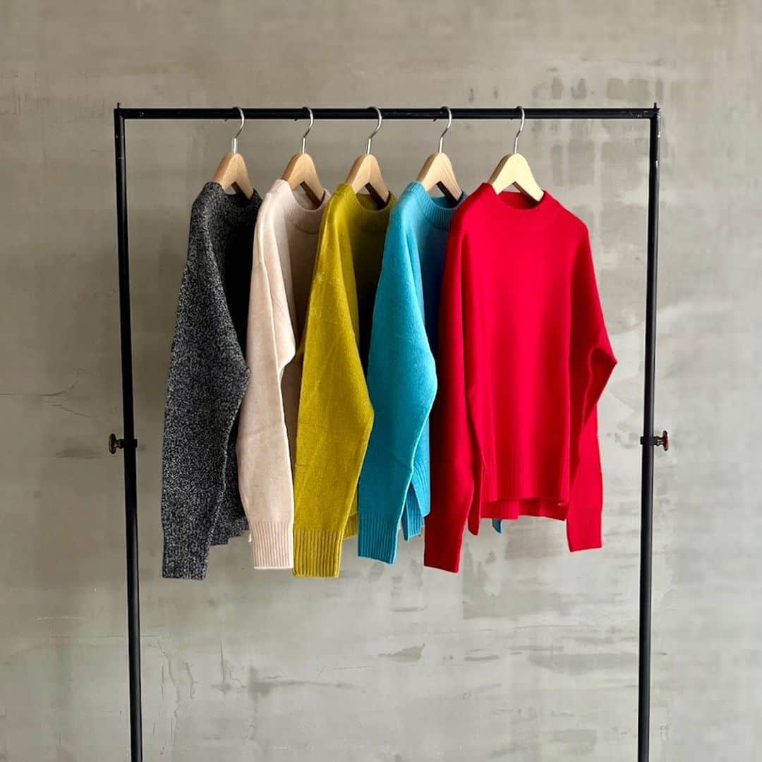 エリオポールのインスタグラム：「three dots POP-UP STORE At Daikanyama. Sapporo. Hiroshima   【開催期間】  11. 3 fri～11.12 sun  1995年にLAでスタートしたプレミアムカット＆ソーのコレクション “three dots” 抜群のフィット感と上質で洗練されたカットソーアイテムが魅力ですが、今回エリオポール各店では、秋冬のもうひとつの人気アイテムであるカシミヤ素材を使用したニットを中心にPOPUPを開催中です。  この期間のみ取り揃えているアイテムも多数ございますので、ぜひこの機会にご覧ください。  @heliopole_official #HELIOPOLE  #エリオポール @threedots_official #threedots」