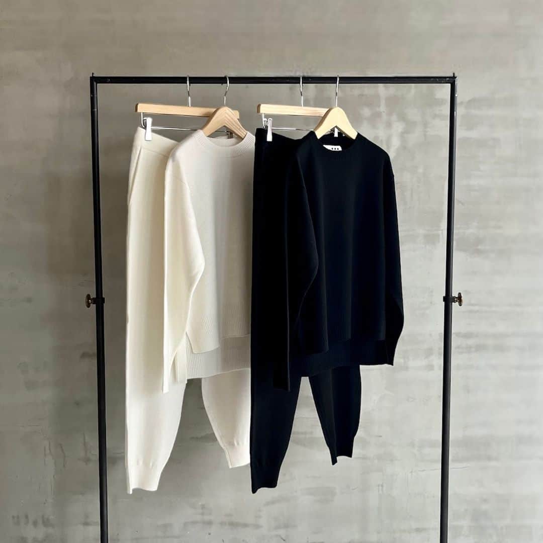 エリオポールのインスタグラム：「three dots POP-UP STORE At Daikanyama. Sapporo. Hiroshima   【開催期間】  11. 3 fri～11.12 sun  1995年にLAでスタートしたプレミアムカット＆ソーのコレクション “three dots” 抜群のフィット感と上質で洗練されたカットソーアイテムが魅力ですが、今回エリオポール各店では、秋冬のもうひとつの人気アイテムであるカシミヤ素材を使用したニットを中心にPOPUPを開催中です。  この期間のみ取り揃えているアイテムも多数ございますので、ぜひこの機会にご覧ください。  @heliopole_official #HELIOPOLE  #エリオポール @threedots_official #threedots」