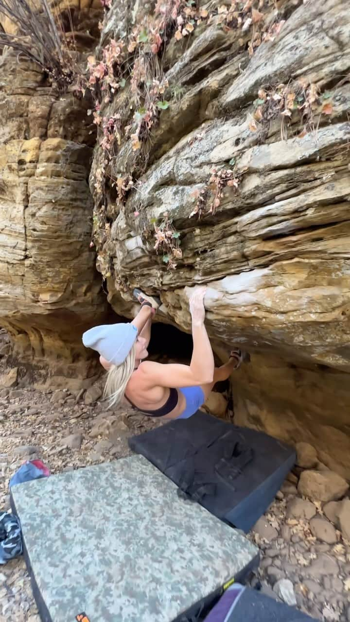 シエラ・ブレア・コイルのインスタグラム：「The Traverse, V7/8 Kelly Canyon, AZ  Super fun traverse from Kelly this weekend 💫   🎥: @b_enix_  @moonclimbing │ @moonclimbingwomen │ @myclimbapp │ @oncruxofficial │ @perfecthydration」