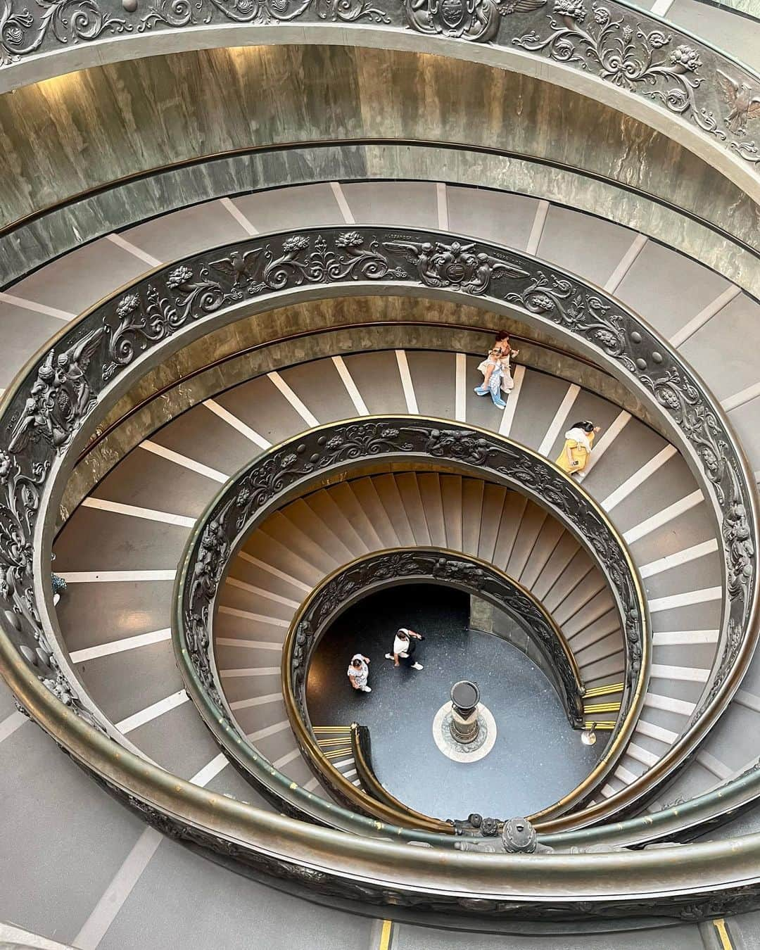 上田彩瑛のインスタグラム：「夏のItaly🇮🇹旅行  今日は バチカンの写真を🇻🇦  美術館とシスティーナ礼拝堂、 クーポラもちゃんと上まで登りました🥵（暑かった）  システィーナ礼拝堂は撮影禁止なので写真はないですが、絵画と雰囲気とすべてに圧倒されました。  ・クーポラの頂上からの景色は午後のほうがクーポラ自体が影にならず綺麗らしい（写真は13時ごろ） ・美術館などの中に入るチケットは早めに買っとかないとすぐなくなる  …本日の有益（？）情報でした  #italy #italytravel #vatican  #vaticancity #vaticanmuseum  #イタリア #イタリア旅行 #バチカン #バチカン美術館」