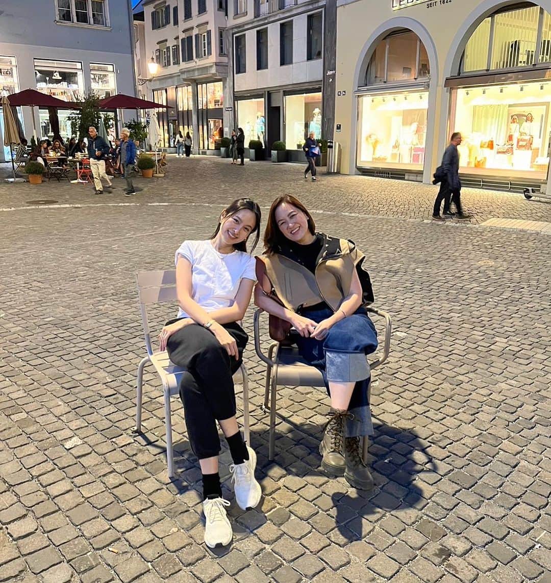 ポーイ・タリーチャダー ペッチャラットのインスタグラム：「Happy birthday to my beloved sister @jatiffany. พี่สาวผู้สอนสั่งให้กำลังใจกับน้องทั้งทุกข์สุข ปอยดีใจที่พี่จ๋ามีครอบครัวที่แสนดี สามีที่ดีมากกกกแบบพี่อั๋น @unpuwanart ❤️❤️❤️ ลูกๆที่น่ารักมาก ก.ล้านตัว น้องพอลน้องพีท เราสองคนก็คงนึกเนอะว่า ไม่น่าเชื่อเลยว่า จะมีวันนี้กันทั้งสองคน เพราะเมื่อก่อนมัวทำแต่งานกันทั้งคู่ รักพี่สาวมากๆ ขอให้สุขภาพแข็งแรงมีความสุขทั้งครอบครัว ไปทริปหัวเราะคิกคักกันตลอดไปนะคะ」