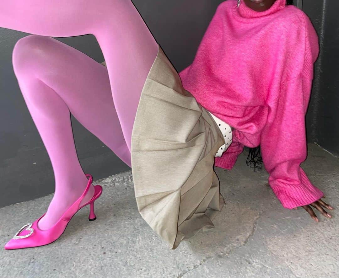 モンキのインスタグラム：「Remember to remember: fashion rules are made to be ignored 💘」