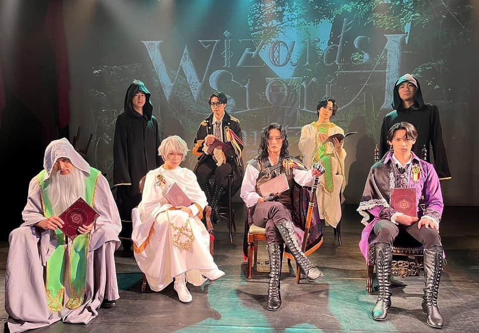 VALSHEのインスタグラム：「「Wizards Storia-vanitas-」 朗読劇 閉幕⚔️  四日間八公演 ご来場、ご観劇下さいました皆様ありがとうございました！  クライヴと言う人間を生きるのは四度目です 正しさとは何か、という核心を探し続けました。  今作のクライヴは地固めがあるからこその発言や行動がすべてで、それはミハイルに向けて、または観劇して下さるお客様に向けて、すべてが能動的であることに説得力が必要で、フォーカスの当てどころが前作までとは明らかに違っていたことが役どころとして一番悩める、面白かった部分です。  感想戦はまた少し日を空けてどこかでやりますね。  楽しかったですとても。 続投キャスト、新規キャストに関わらず、ウィザストという世界での明度に差が無かった事が本当に嬉しい。 そういう話がしたい。  それから演出の田邊さん 前例がないから、という言葉と戦い続け 悪意ですらもないそれに何度も叩き潰された自分にとって それを壊すことを恐れない演出家に出会えたことは財産です。  素晴らしいクリエイティブの殴り合い ありがとうございました。」