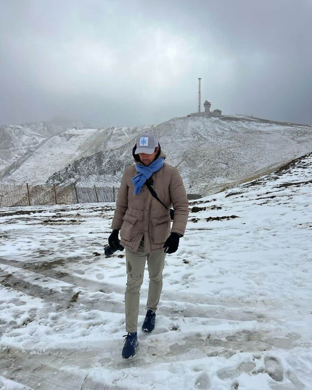 フェルナンド・ベルダスコのインスタグラム：「Dia de montaña , viento , comida rica y amigos 🏔️🥩🌬️」