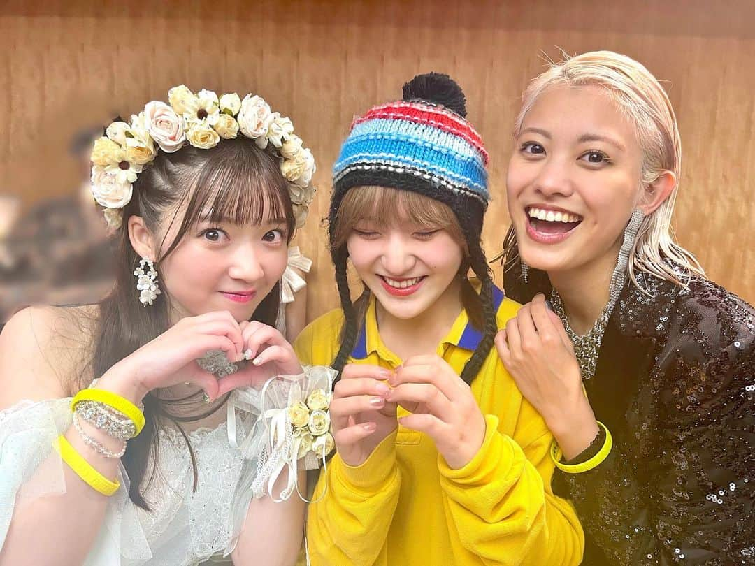 清野桃々姫のインスタグラム：「ᜊ だいだいだいすきなお二方の卒業💚💛 　  会う度にいつも背比べしてくださった山岸さん💚 舞台で姉妹役できたことずっと残ってるうれしかった思い出です☺️  ゆめのさん💛 ハロプロの先輩と言うより、地元の頼れる先輩、みたいなかんじ、、☺️笑笑 ずっと私の憧れです！  　 研修生時代からたくさんお世話になりました☺️ ありがとうございました！ これからもずっと応援しています @riko_yamagishi.official  @yumeno_kishimoto.official   　 　 #ももひめもりー #岸本ゆめの さん #山岸理子 さん #清野桃々姫  #つばきファクトリー#beyooooonds #helloproject」