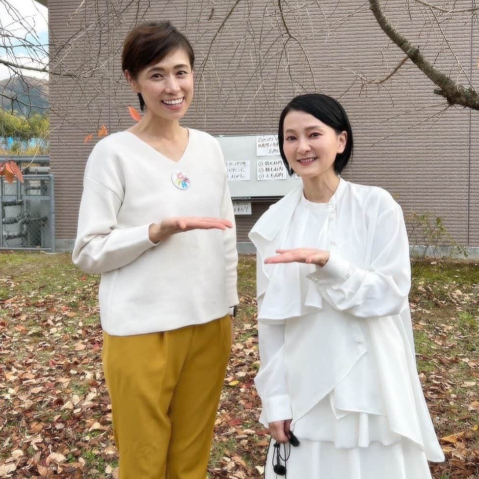 石垣優のインスタグラム：「. 茶色グルメFES～スザカdeチャ!チャ!チャ!～ 長野県まで足を運んでくださった方々🥹 会場で初めましてだった皆さん 声をかけてくださった 手相芸人の #島田秀平 にぃにぃ イベントの主催者 #小林知美 さん お世話になった実行員の皆さん 千原マネージャーさん 皆々様ありがとうございました🥹💓  イベント会場は山に囲まれた癒し空間の場所でした！ お天気も最高で、出店もたくさんしていて まさに美味しそうな食べ物が溢れてました♡  パラソルの下に椅子を並べて、美味しいものを食べながら ステージを楽しんでいるお客様はみんな笑顔で アットホームな雰囲気に、お腹も胸もいっぱい💓 とってもあったかい癒し効果抜群の時間でした！ 素敵な空間で歌わせていただいて、幸せでした🥹  長野県で歌わせていただく機会も、 もう何年ぶりなんだろう…？ってくらい 久しぶりだったので、すごく嬉しかったです！  会場はわんちゃんもOKだったので、 私もコロちゃんを連れて、このイベントに お客さんで来たいなぁ！っと思いながら歌っていました☺️  今回、このイベントは一回目。 このイベントを企画して形にした小林知美さん！ 司会進行もこなしながら、とってもパワフルな方でした！  小林さんと、小林さんの旦那さまをはじめとする 実行員の皆さんが何日も前から時間と愛情を注いで この日を迎えているのがすごく伝わりました🥹  本当に素晴らしい愛が溢れたイベントで、時間でした！ 小林さん、実行員の皆さん、ありがとうございました！  #石垣優 #yuishigaki #やなわらばー」