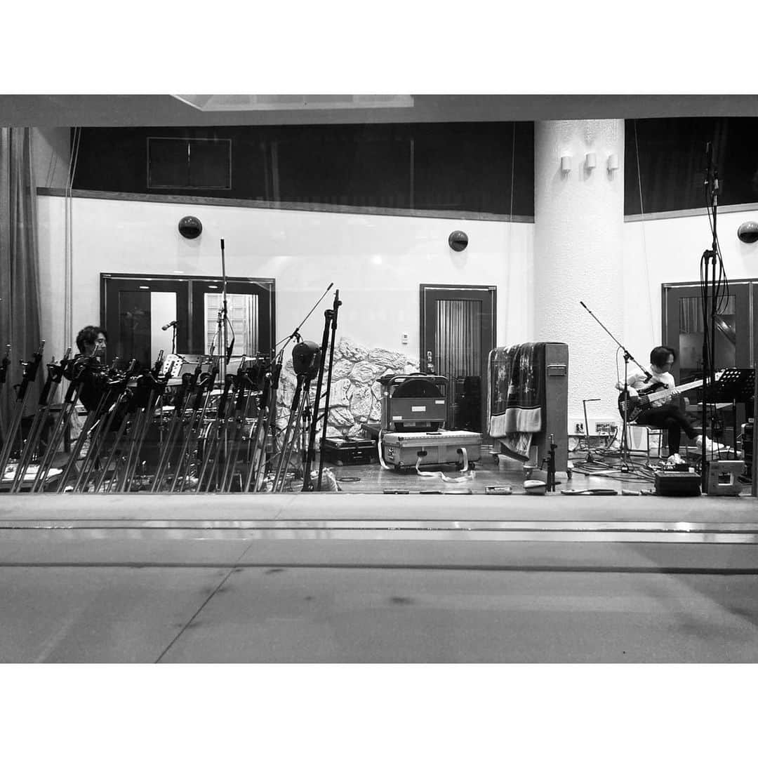 山田義孝さんのインスタグラム写真 - (山田義孝Instagram)「🔴🔴🔴 久しぶりに会えた人達💥 良い曲が更に磨かれていく。 今年はバンドでの祭り開催じゃなかったから 室屋さんとは本当にお久しぶり。 音の魔法使い達と記念に📷✨」11月6日 22時31分 - yamadayositaka