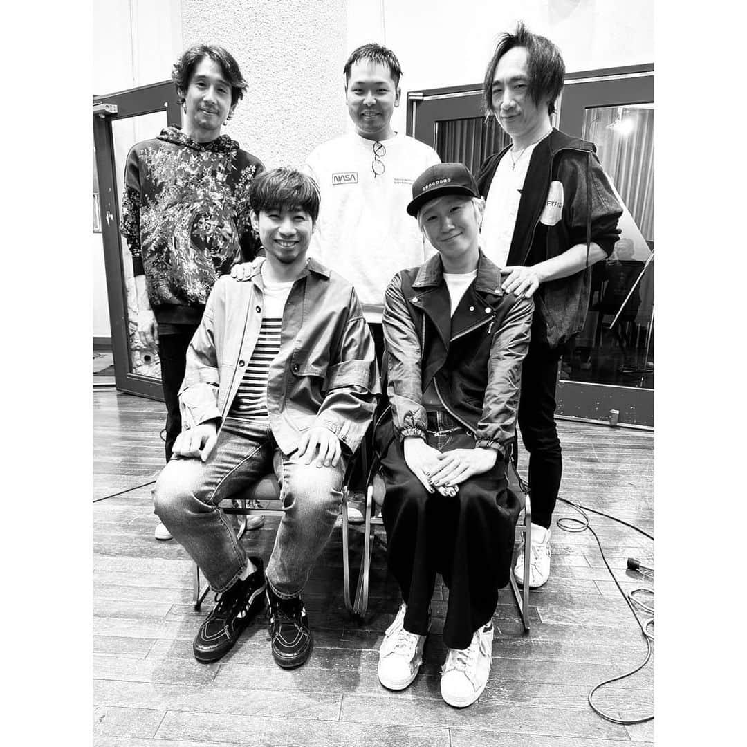 山田義孝さんのインスタグラム写真 - (山田義孝Instagram)「🔴🔴🔴 久しぶりに会えた人達💥 良い曲が更に磨かれていく。 今年はバンドでの祭り開催じゃなかったから 室屋さんとは本当にお久しぶり。 音の魔法使い達と記念に📷✨」11月6日 22時31分 - yamadayositaka