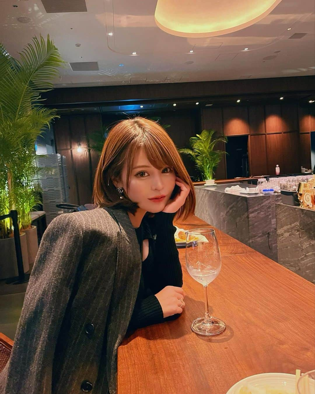 ななぴさんのインスタグラム写真 - (ななぴInstagram)「レセプションパーティーでパシャリした📸❤︎ ブラックコーデにブレザー 今年は暖かくてなかなかジャケットが着れないですね😢 秋が恋しい…🍁  #ブレザー　#celine #コーデ　 #私服　#東京カレンダー風　#デートコーデ  #ワンピース　#ニットワンピ　#ボブ　#ショートヘア　#blazer #ootd #nightout #ブラックコーデ　#ブラックワンピース」11月6日 22時31分 - __nanapgram__