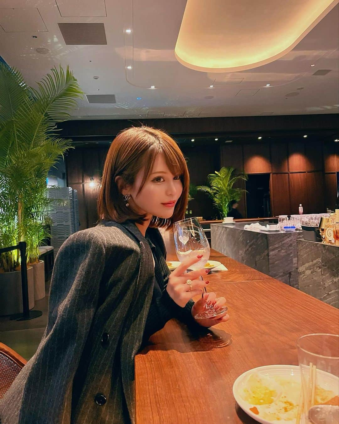 ななぴさんのインスタグラム写真 - (ななぴInstagram)「レセプションパーティーでパシャリした📸❤︎ ブラックコーデにブレザー 今年は暖かくてなかなかジャケットが着れないですね😢 秋が恋しい…🍁  #ブレザー　#celine #コーデ　 #私服　#東京カレンダー風　#デートコーデ  #ワンピース　#ニットワンピ　#ボブ　#ショートヘア　#blazer #ootd #nightout #ブラックコーデ　#ブラックワンピース」11月6日 22時31分 - __nanapgram__