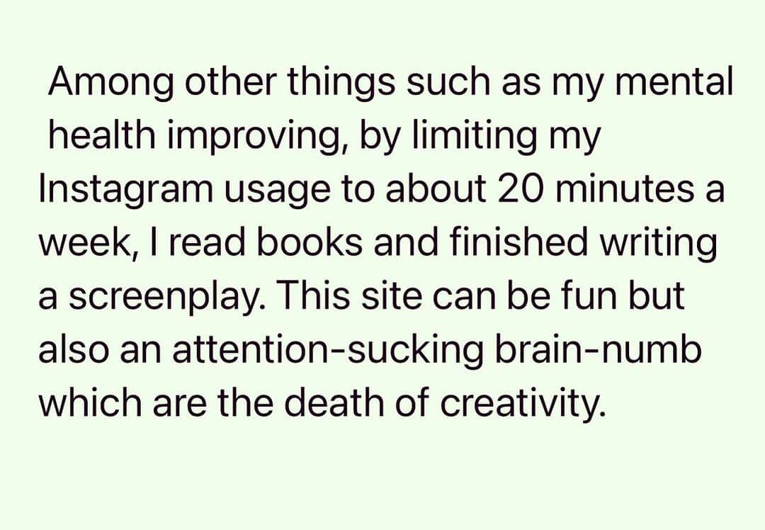 ニア・ヴァルダロスのインスタグラム：「Looking forward to the week without doom-scrolling 🤣😖🤩✍🏼」
