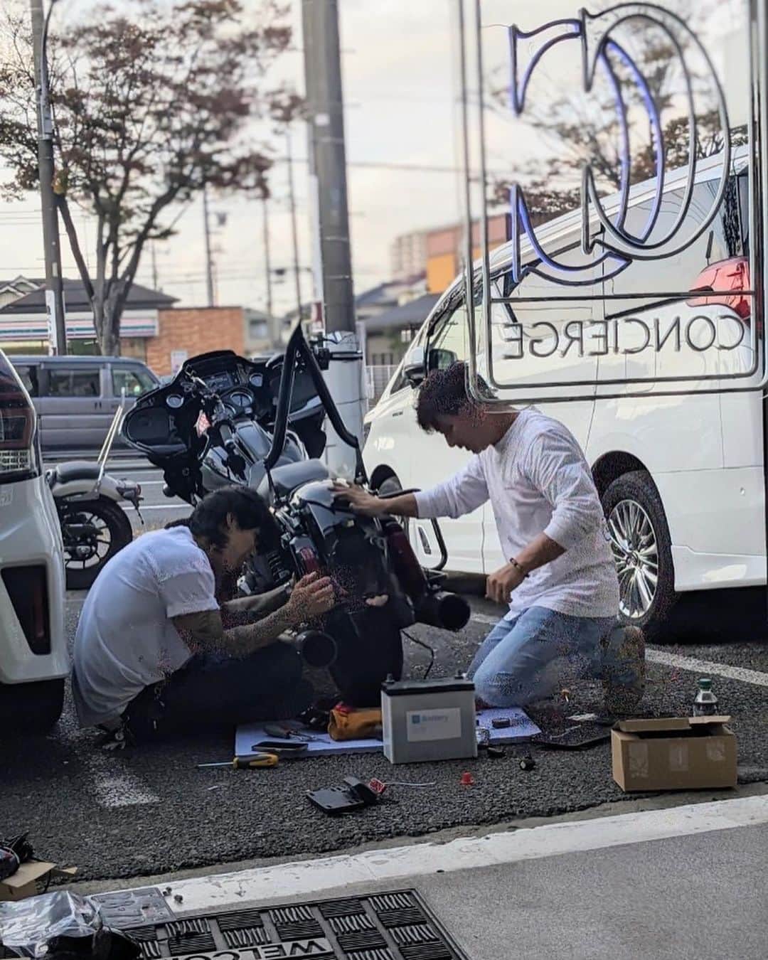 諸岡 昌紀さんのインスタグラム写真 - (諸岡 昌紀Instagram)「この歳で まだまだ夢中になれることがあるって 幸せだよな  沢山経験してきてワクワクすることって 自分でしか創れないって気付く こいつに跨って走ってる時だけ 何も考えずにいられる wって漫画みたいな台詞 本当なんだけどね 目に見える景色も匂いも音も鼓動も 別世界に連れていってくれる🌍」11月6日 22時26分 - yoshiki.fit