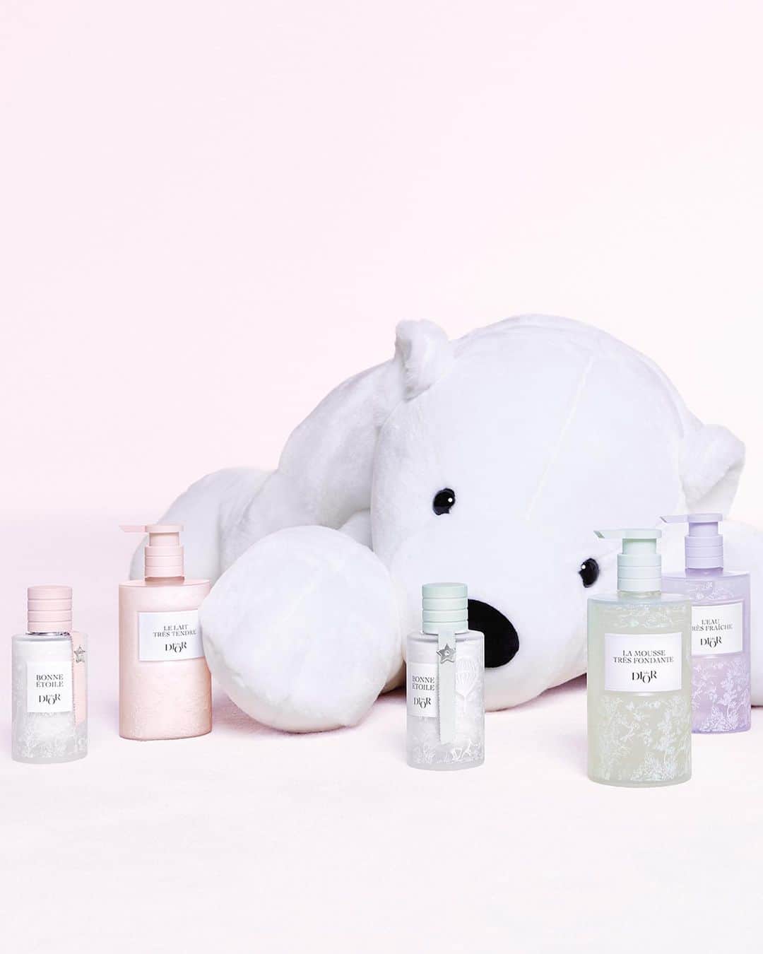 のインスタグラム：「With the greatest care and respect for your little ones' skin, Baby Dior Beauty takes it first steps: discover the gentle bath cleansing gel, daily moisturizing milk, soothing cleansing water, and Bonne Etoile baby fragrance.   #DiorBeauty #BabyDior」