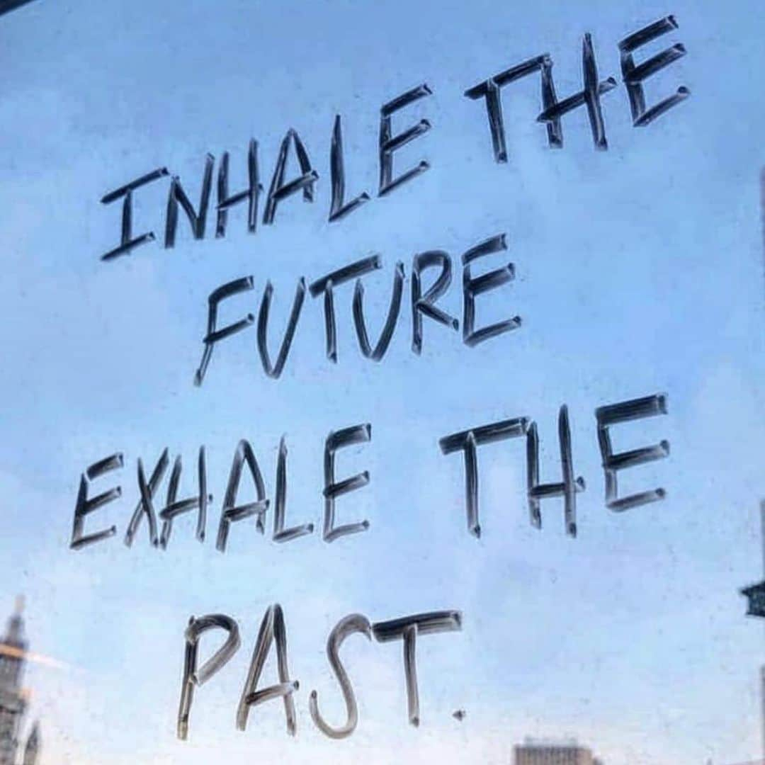 ベイビー・バッシュさんのインスタグラム写真 - (ベイビー・バッシュInstagram)「LET THE PAST GO,,,, FOCUS ON THE FUTURE,,, (shit happens to the best of us but shake off the negative and turn positive) may the lord shine on YOU,, #loveistheanswer」11月6日 22時30分 - babybash