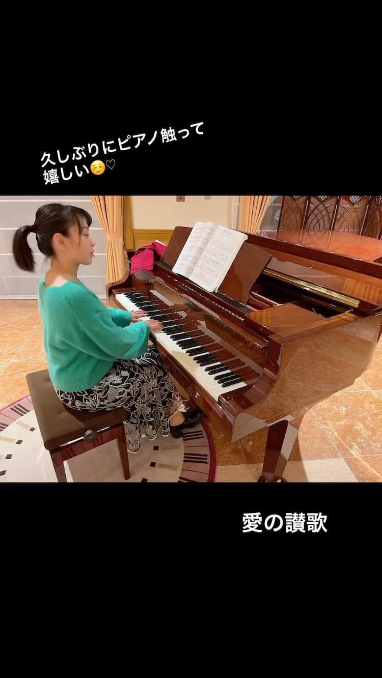 杜このみのインスタグラム：「久しぶりにグランドピアノに触れて 幸せでした♡☺️ 愛の讃歌はいつか弾き語りしたい名曲✨ #ピアノ #愛の讃歌 #名曲」