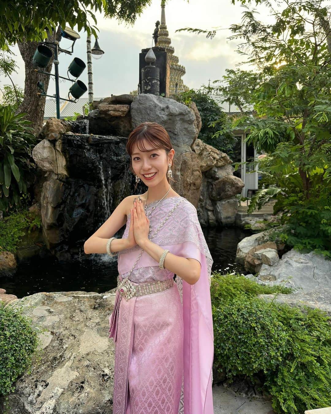 宮川春蘭のインスタグラム：「. タイの思い出🇹🇭 ポーズのバリエーション少なすぎて永遠にコップンカーコップンカー 10枚目にこの度1美味かった食べ物載せた🦐 プロームポン駅の裏路地のお店です！ . . ストーリーで反響があった タイの民族衣装借りれるお店 生地によって値段ちゃうけど、一日で3600円くらい 📍 @sense_of_thai  . . トラちゃんパーク （下ネタ言えるくらい日本語うまい従業員おります） 📍 @tigerparkth  . . .」