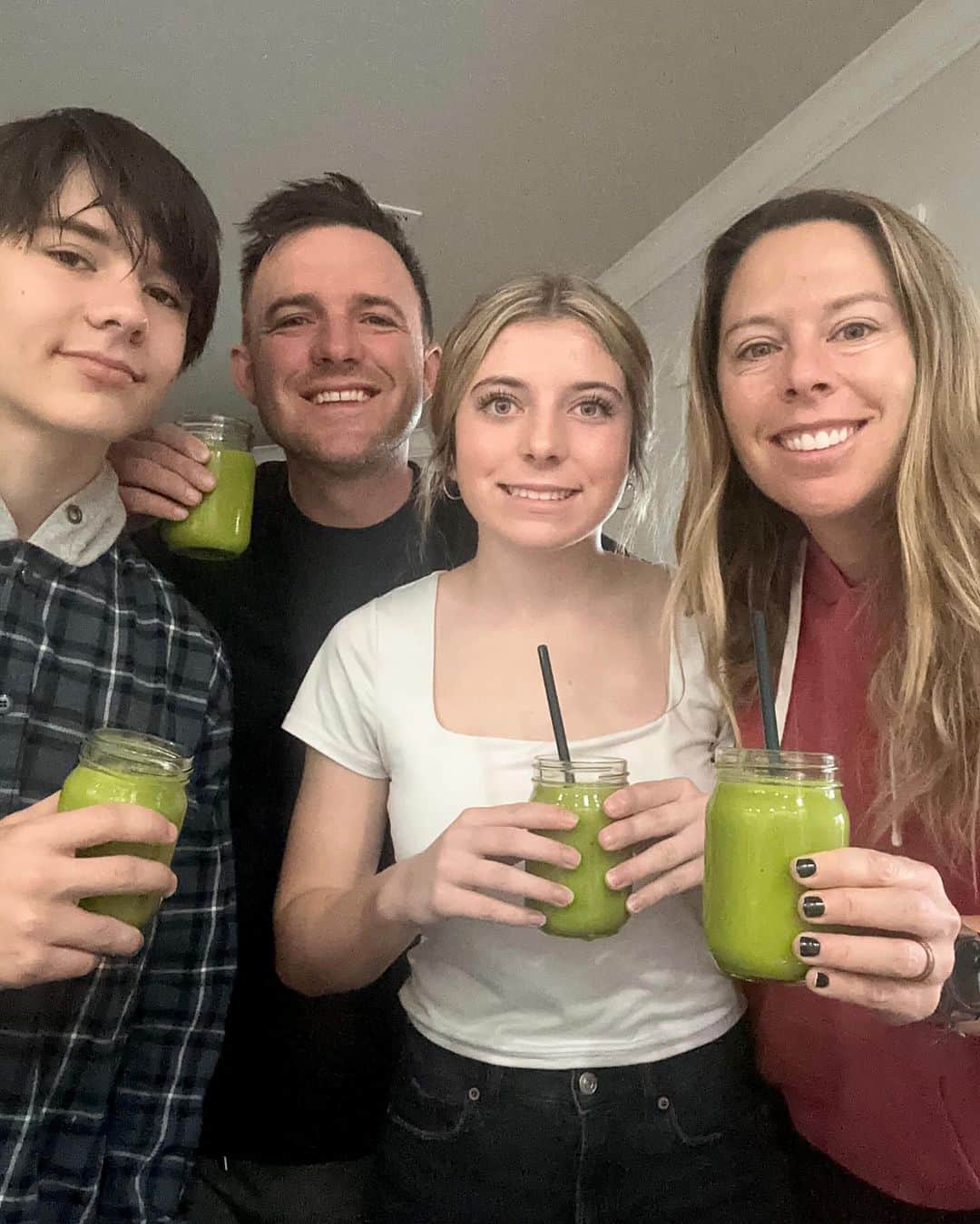 Simple Green Smoothiesのインスタグラム：「Happy Day 1 of the Green Smoothie Challenge. 🎉 Blended spinach, mango, banana and pineapple for the family before we head off to school and work. Did you blend today? Let me know in the comments! #accountabilitypartner   If you haven’t joined the challenge yet, there’s still time. Comment CHALLENGE to get my 7 green smoothies recipes, grocery list and support group access. Let’s rawk our way into the holidays!!!!」