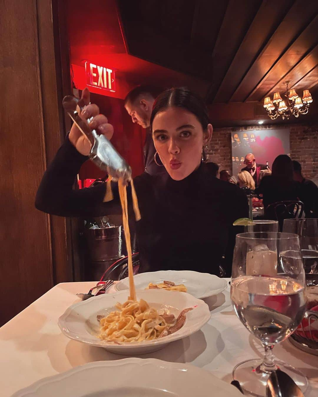 ルーシー・ヘイルさんのインスタグラム写真 - (ルーシー・ヘイルInstagram)「48 hours in nyc with my seeester ♥️」11月6日 22時33分 - lucyhale