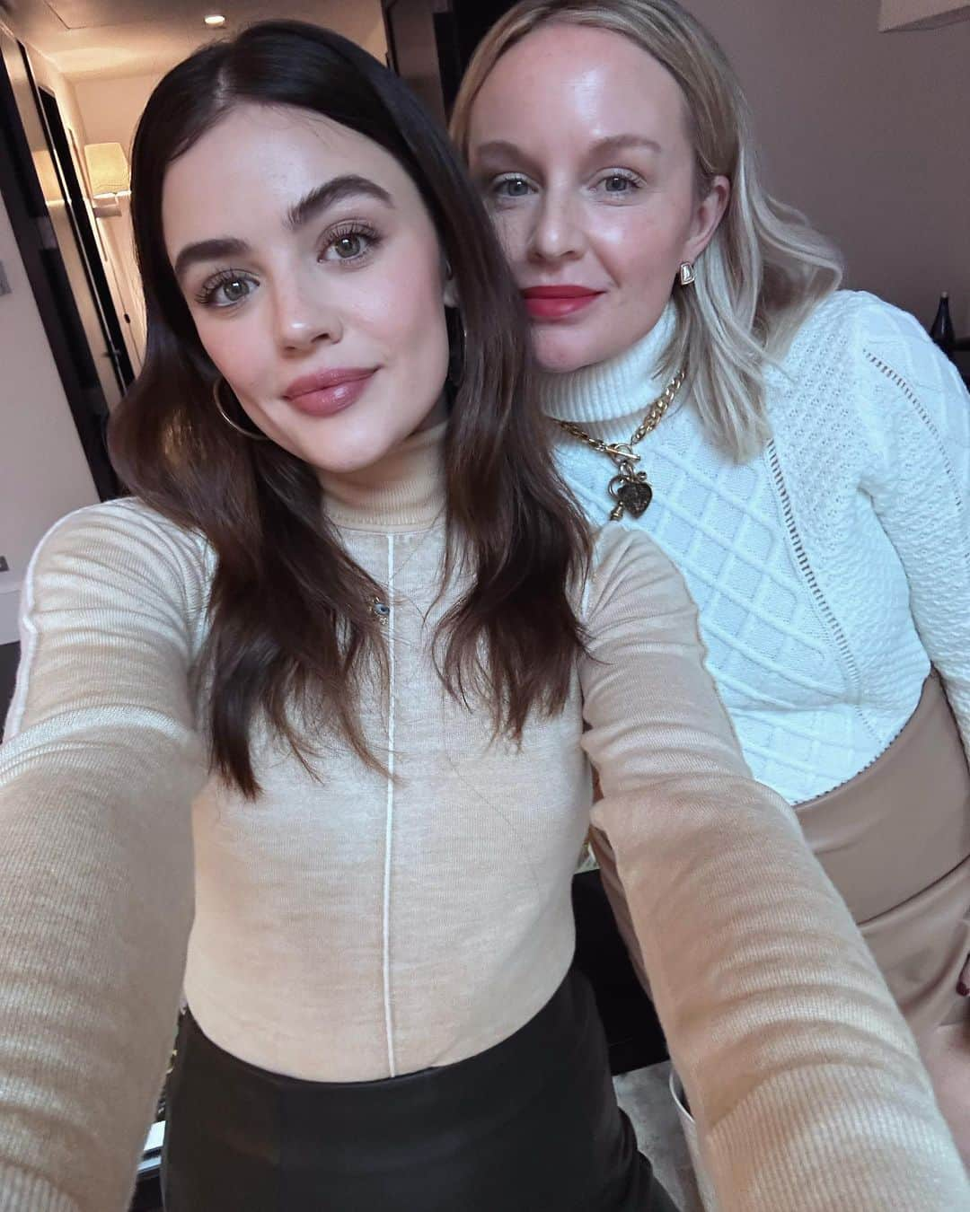 ルーシー・ヘイルのインスタグラム：「48 hours in nyc with my seeester ♥️」