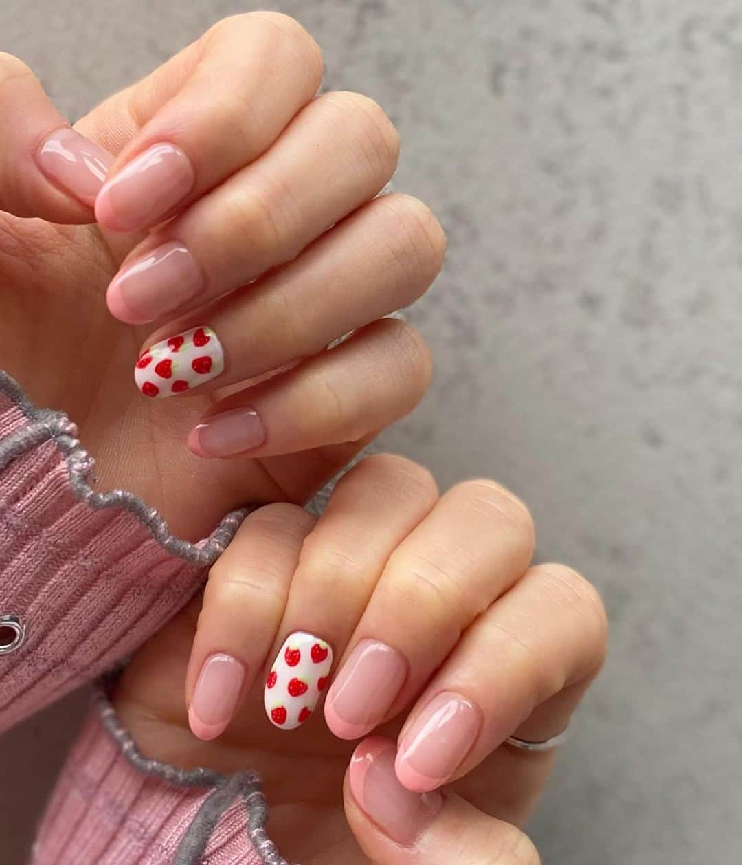 nadineNAILSさんのインスタグラム写真 - (nadineNAILSInstagram)「🍓🤍🍓🩷  ありがとうございます·͜·🩷   #いちごネイル  #ピンクフレンチ  #strawberrynails    *─────────────────────────*    * * * #個性派ネイル #シンプルネイル #ミラーネイル #オシャレネイル #大人ネイル #恵比寿ネイルサロン#nailstagram  #brownnails #autumnnails #ebisunailsalon #newnails #nadinenails #美甲 #tgel #젤네일 #네일아트 #네일스타그램 #인기네일 #btsyoko #이달의네일 #가을네일 #딸기네일」11月6日 22時33分 - nadine_nails_