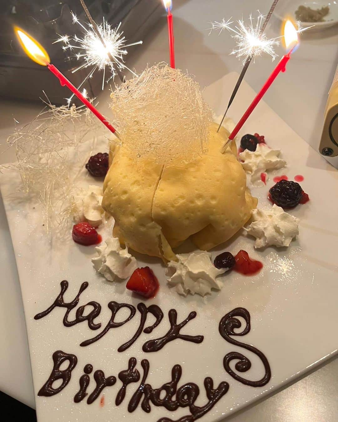 みちょママ（みちょぱ母）さんのインスタグラム写真 - (みちょママ（みちょぱ母）Instagram)「娘のhappy birthday  もう25歳だね  美味しいもつ鍋食べに行ってサプライズでお祝いしました🎉 色々あってついでになってしまったけどお祝い出来て良かった 素敵なプレートも用意して頂き美味しかった♡ おめでとう👏👏   #happybirthday #誕生日 #誕生日プレート #娘の誕生日 #25歳おめでとう #サプライズバースデー #西麻布グルメ #もつ鍋」11月6日 22時34分 - chopamaa