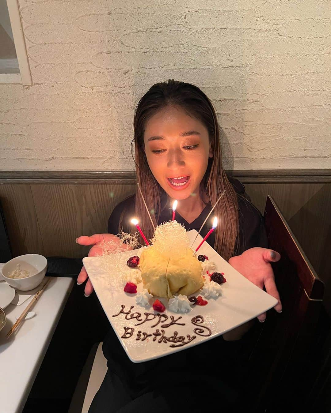 みちょママ（みちょぱ母）さんのインスタグラム写真 - (みちょママ（みちょぱ母）Instagram)「娘のhappy birthday  もう25歳だね  美味しいもつ鍋食べに行ってサプライズでお祝いしました🎉 色々あってついでになってしまったけどお祝い出来て良かった 素敵なプレートも用意して頂き美味しかった♡ おめでとう👏👏   #happybirthday #誕生日 #誕生日プレート #娘の誕生日 #25歳おめでとう #サプライズバースデー #西麻布グルメ #もつ鍋」11月6日 22時34分 - chopamaa