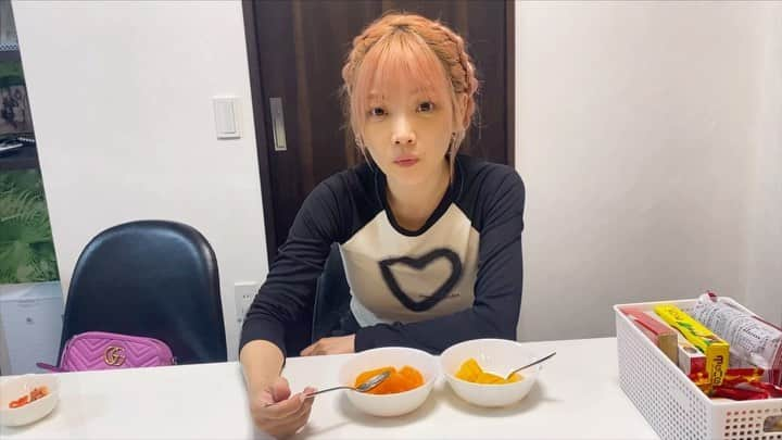 藤田恵名のインスタグラム：「福岡の姉ちゃんちで柿の食べ比べ🥰☺️ 女へんか、木へん🤨😳🤔漢字って趣あっていいなあ」