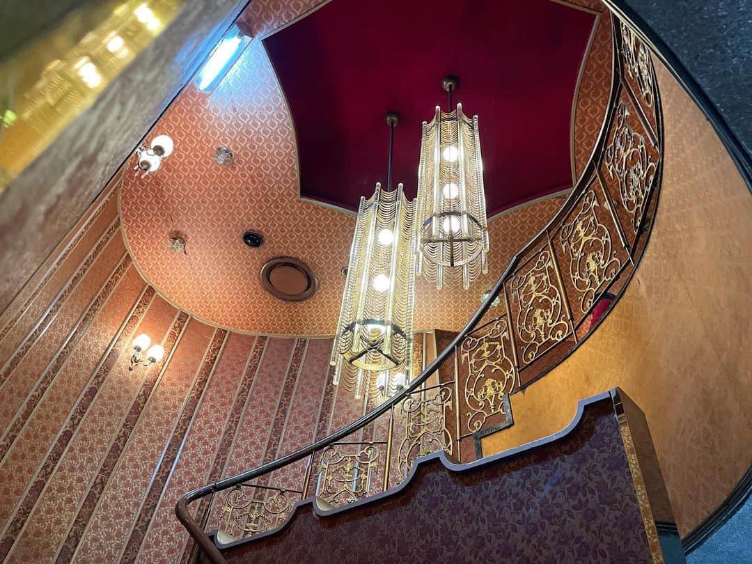 甲斐みのりのインスタグラム：「・ グランドサロン十三の 階段美。  #イケフェス #建子建子建子」
