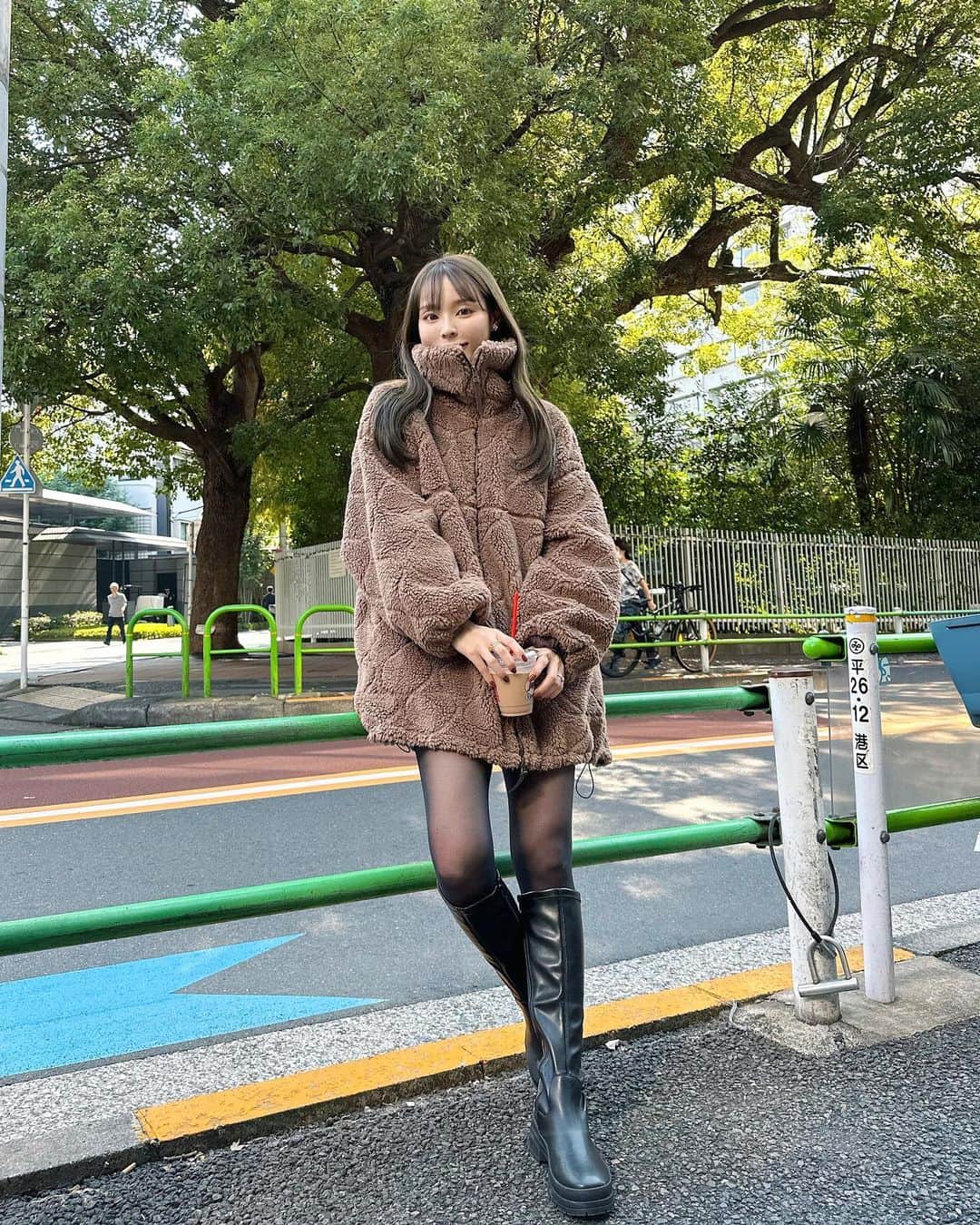 磯田 ひかる(Hikaru Isoda) のインスタグラム：「こんばんは♡ また1週間始まりました〜🪽 いよいよ年末が近づいている気がしますね> <՞ ՞  カフェに行った日のコーデ☕️ この日は少し肌寒かったので、ボアブルゾンを着ていました🧸 ハイネックまでZIPで閉めれて首元も暖かい♡  【着用アイテム】 Jacket @classicalelf_official  ビッグカラーキルティングダブルジップボアブルゾン ブラウン M ¥3,499税込  —————————— picaru：162cm / 骨格ウェーブ 1st ブライトスプリング 2nd ブライトサマー  大人可愛いスタイルアップコーデ ヘアメイクを合わせた トータルスタイリングを提案🤍  不定期にストーリーで ファッションお悩み相談募集中🥰 ——————————  他の投稿を見る→【@picaruuu】」