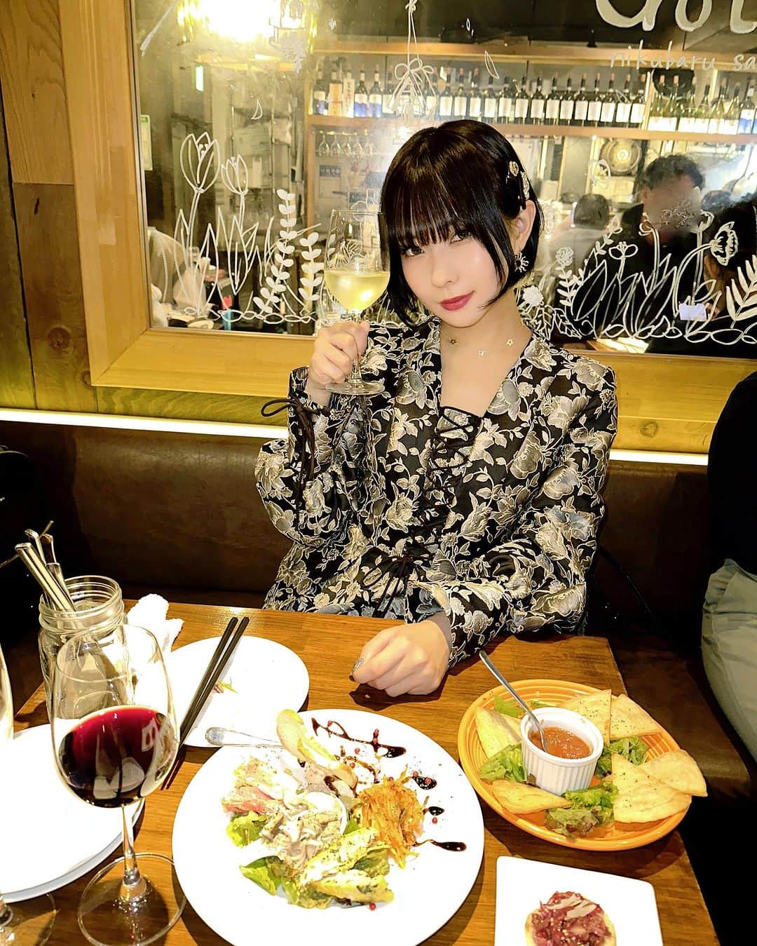 鳴上なごねのインスタグラム：「渋谷で飲み友達とデートしたよ🍖  お料理どれも美味しくて幸せでした🍷ワインがすすむ〜🎶 お肉は柔らかくてジューシーでたまらなかったです🥳 タパス盛り合わせがすごく酒のつまみになってお気に入りでした🥰  #PR @gottsushibuya #桜丘肉バルgottsu #渋谷ディナー #渋谷肉バル #渋谷グルメ #渋谷バル #渋谷デート #渋谷居酒屋 #肉バル」