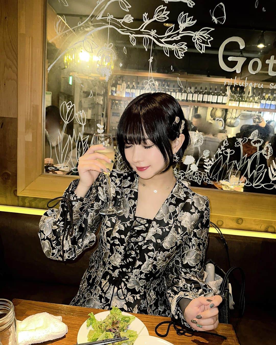 鳴上なごねさんのインスタグラム写真 - (鳴上なごねInstagram)「渋谷で飲み友達とデートしたよ🍖  お料理どれも美味しくて幸せでした🍷ワインがすすむ〜🎶 お肉は柔らかくてジューシーでたまらなかったです🥳 タパス盛り合わせがすごく酒のつまみになってお気に入りでした🥰  #PR @gottsushibuya #桜丘肉バルgottsu #渋谷ディナー #渋谷肉バル #渋谷グルメ #渋谷バル #渋谷デート #渋谷居酒屋 #肉バル」11月6日 22時38分 - narug0d