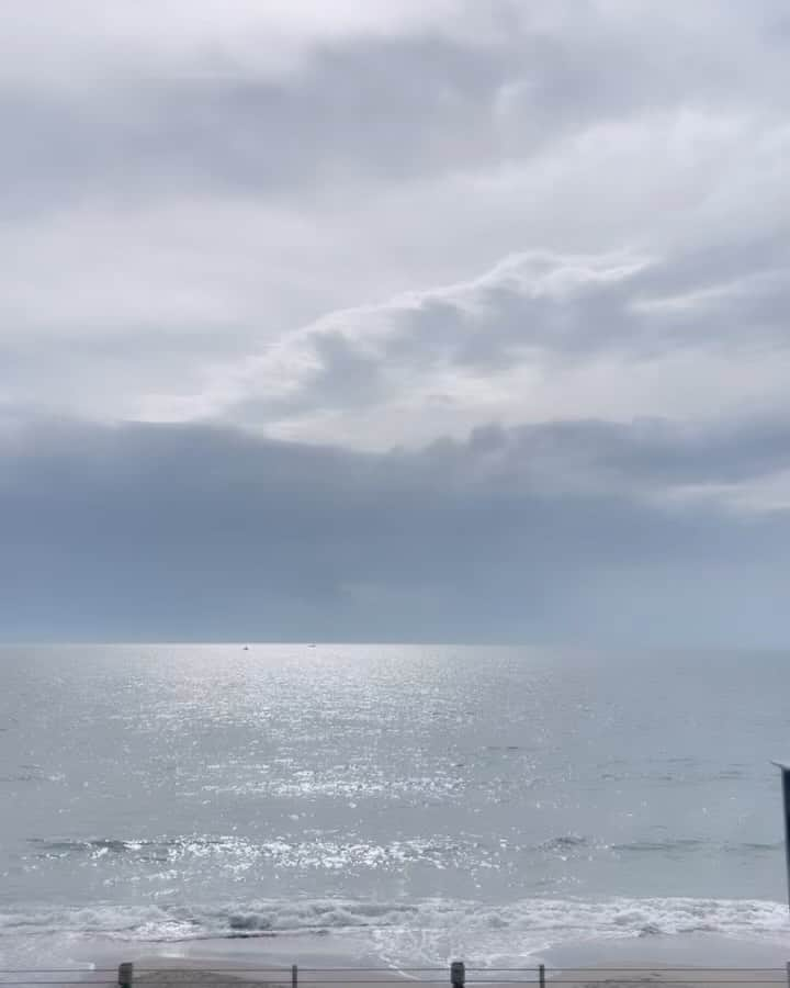 神崎恵のインスタグラム：「・ 今日は朝から七里ヶ浜でお仕事でした。 久しぶりの汐風と海のにおいにこころほぐされました。 頑張ってしまいがちなここから2ヶ月。 息抜きもしながら、程よくいきたいです。 (たぶん忘れてしまうけれど🫣)」