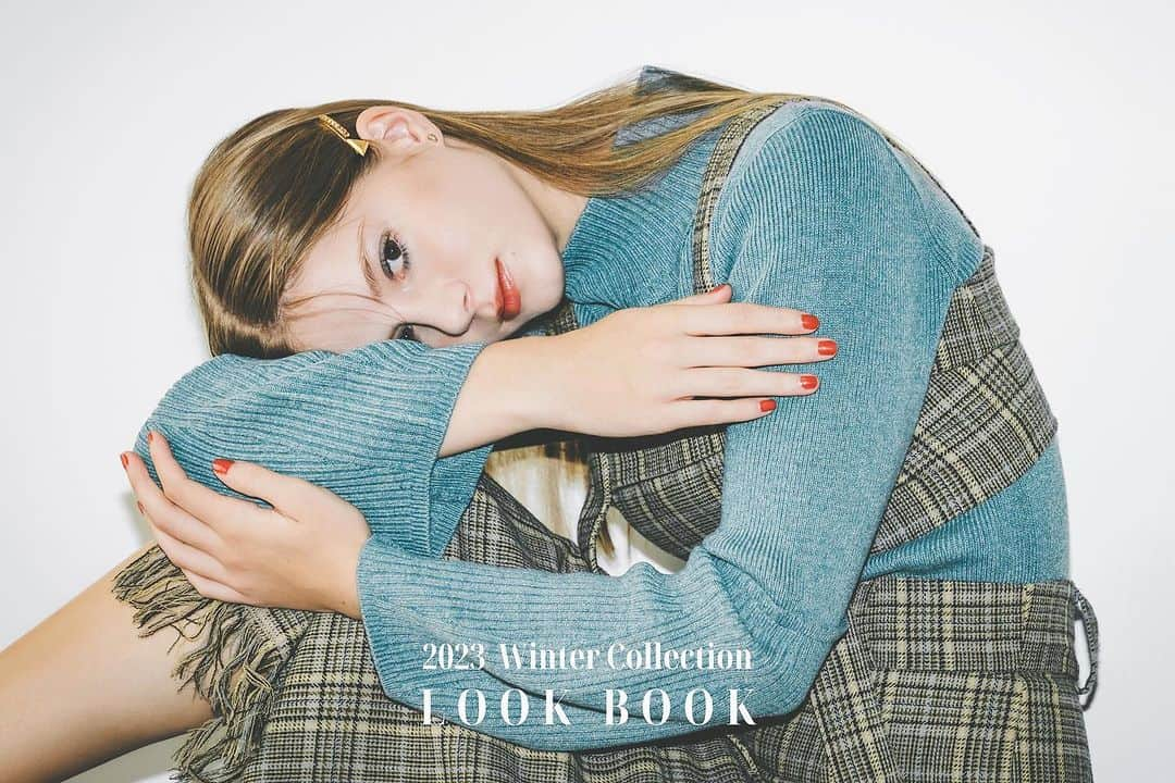 佐藤俊斗のインスタグラム：「pinue 2023 Winter Collection 撮影を担当しているアパレルブランドの冬ルックが公開されてます。 今回はナチュラルな光回しと不完全さをまぜて撮影。 素敵な新作を是非。  for @pinue_official」