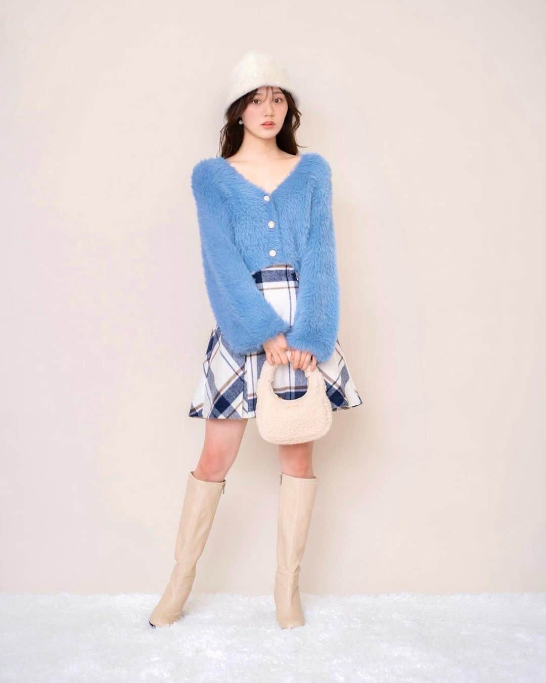 WILLSELECTION OFFICIALのインスタグラム：「fluffy shaggy cardigan💙  ゆるっと羽織ってあざとさ抜群♪ふわふわシャギーVネックカーディガン  ■ fluffy shaggy cardigan ¥9,790 tax in col white.beige.pinkbeige.blue  —————————————————————————  WILLSELECTION公式オンラインサイトは @willselection_official プロフィールTOPのURLよりご覧ください🤍  —————————————————————————  ＼＼阪急うめだ本店にて開催✨／／ 【OUTER POP UP SHOP】 11.1(WED)-11.7(TUE)  ❶NOVELTY FAIR 税込￥35,000以上ご購入の方に先着順で【オリジナルブランケット】をプレゼント！  ❷上西星来さんコラボ【ふわふわニット×ツイードワンピースSET】が先行発売！  ❸会員様限定10％POINTプレゼント！  皆様のご来店を心よりお待ちしております♪  ◆ご来店が難しい方へ◆ リモオーダーサービス・代引き配送にてご購入いただけます お気軽にショップまでお問い合わせください  阪急うめだ本店  06-6313-0698  #willselection #ウィルセレクション #ふわふわニット #ふわふわ #ふわもこ部 #ブルー担当」