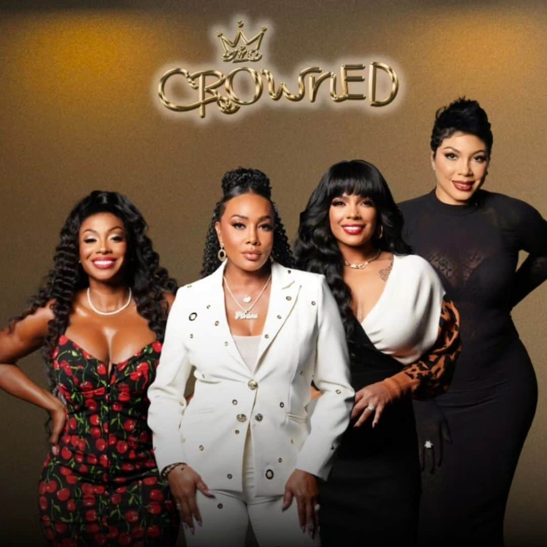 ヴィヴィカ・A・フォックスのインスタグラム：「GM Dawlings! Needed a lil me time but ya gurl is back! Time for a NEW episode of @intheblacknetwork FAB & FUN talkshow "CROWNED" Ya QUEENS @msvfox @syleenajohnson @chanelnicolescott @kendragmedia bring y'all raw & real conversations! Streaming NOW on @intheblacknetwork @therokuchannel @appletv @samsung #Firestick Viv's Rocking @bellofcalifornia suit @bigothejeweler Vivica necklace @candyicejewelry earrings Makeup @lbbeautybar Hair @kenyaonhair #LifeIsGood #GodIsGood #Blessed #Respect #GurlPower #VivicaFoxHair #TeamVivica #TeamFox #MyGrindDontStop #LegitimateCareers #BossMoves #LoveWins #Hosts #FINERWOMANHOOD #ClassicBadChicks 🔥🖤💙💖👸🏽🤑🔥」