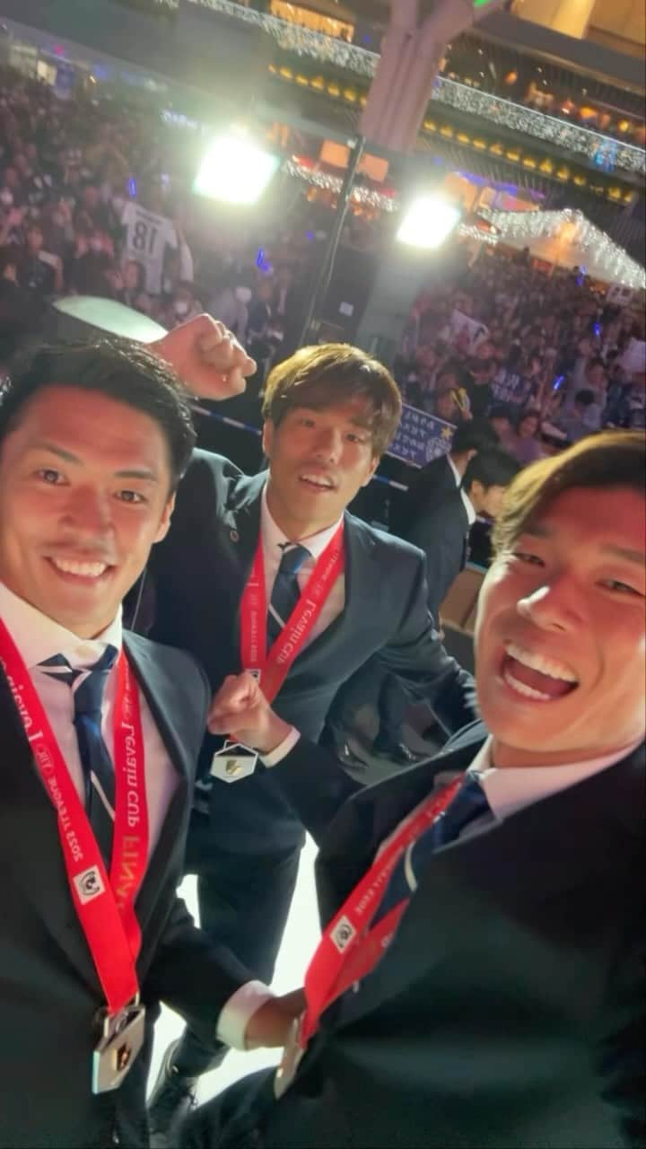 アビスパ福岡のインスタグラム：「祝勝会 最高🏆🤣✨  タイトルは奈良ちゃん、ヒロまでも こんなに変えてしまうのか。。。🤣  #アビスパ福岡  #祝勝会 #博多駅」