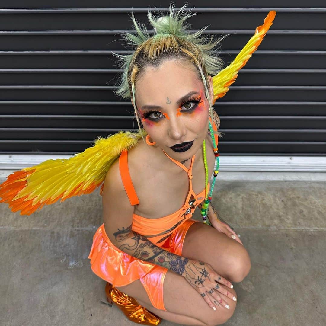 NENEのインスタグラム：「一瞬だった🪽🧡 おめでとう、そして愛してる @awich098 !!!!!!!!!!!!!!!!  Styling @ribbon8  Hair @akiz_akiz  Make up @wmwmarianu」