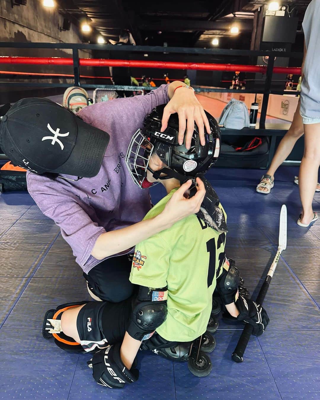 ビビアン・スーのインスタグラム：「日常  愛運動的男孩很帥 會提自己球具更帥  #inlinefloorball  日常。  スポーツが好きな男の子はとても格好良い。 自分のスポーツ道具を自分で持つ男の子がもっと格好良い。」