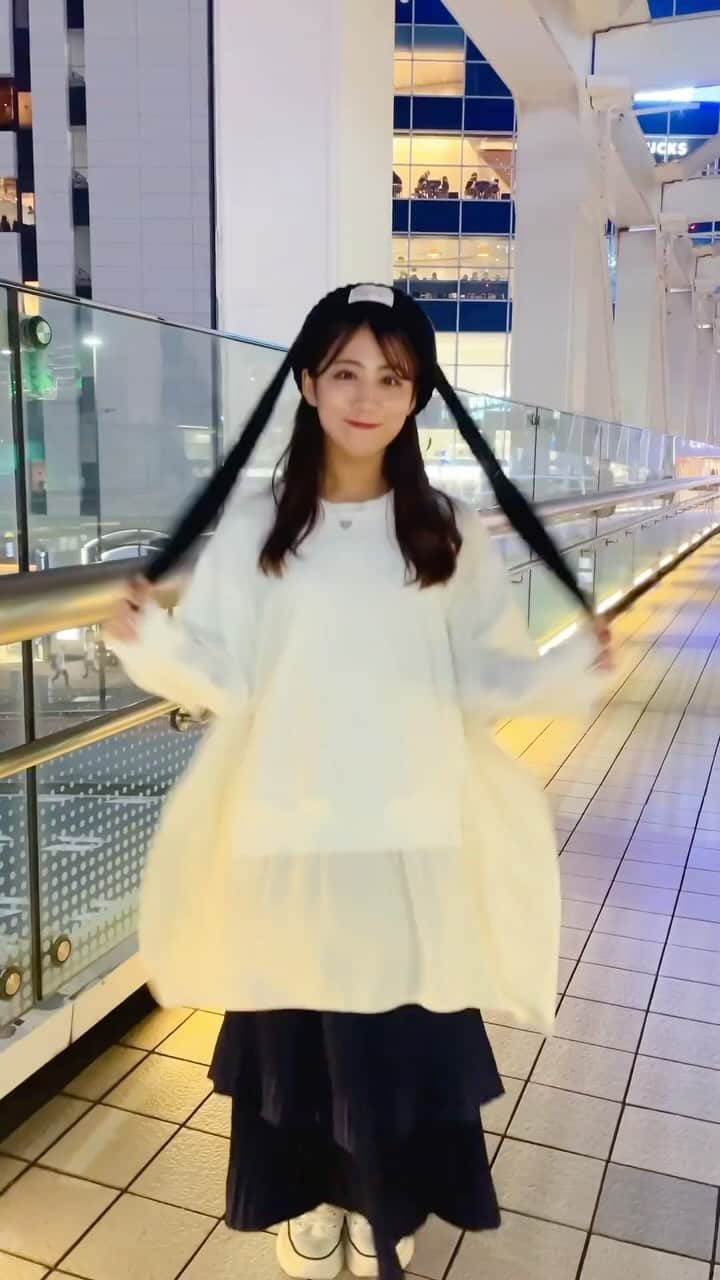 坂本遥奈のインスタグラム：「耳付き帽子でも クリスマスダンス💃💃  クリスマス早く来ないかなぁ〜☺️✨ 今年はクリスマスイブイブもイブも ツアーでみんなに会えるし！！！  11月25日の 実質クリスマスイブも名古屋でトークショー！  なんて素敵なクリスマスイベントたち…🤶🏻 楽しみいーっぱい！✨ みんな一緒に楽しもうね🎂  #クリスマス#TEAMSHACHI #坂本遥奈#japanese#japanesestyle #japaneseidol #idol #fyp#instagood #instafashion #instalike #japan #followme#ダンス#dance#tiktok」