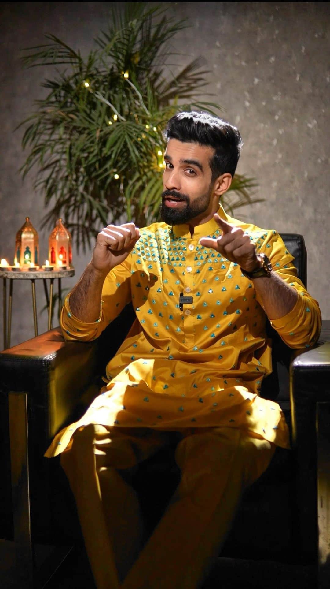 Karron S Dhinggraのインスタグラム：「Ready for Dhanteras Shopping this Diwali?🪔  On Dhanteras, everyone buys gold, but do you know how crazy the crowd is in jewellery shops that day? #Ad  @AirtelPaymentsBank is giving a safe and rewarding option to buy #DigiGold from the comfort of your home🪙.   And the #DigiGold has a lot of benefits like, It comes with 24 Karat 99.5% purity, which is securely held in the Banks vault. You can buy and sell it anytime, and that too at the market price. 💸  So, this Diwali, shop to your heart’s content and buy gold with Airtel Payments Bank, the safest digital account for all your festive shopping. 🛍️  📲Download the #AirtelThanks App today and open your account from the comfort of your home in minutes! . . #digidoty #AirtelPaymentsBank #AirtelThanksApp#FestiveShopping #DhanterasGold #shopping」