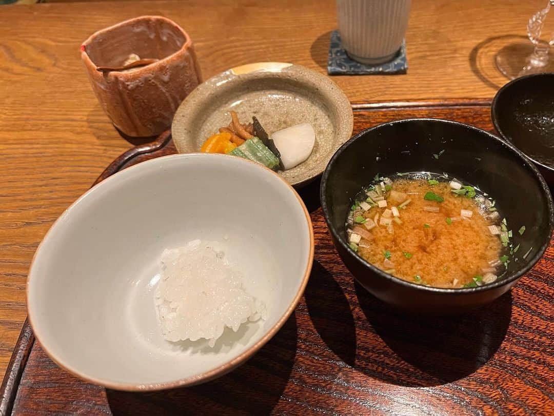 夏木マリさんのインスタグラム写真 - (夏木マリInstagram)「そして、 醍醐味は〆のご飯、 一膳目、二膳目と味わいが変わってくる思いのある白飯🥢 今夜の三膳目はまったけと共に....」11月6日 22時55分 - mari_natsuki